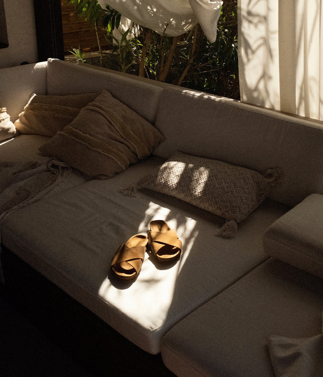 Sandalia cruzada de ante arena