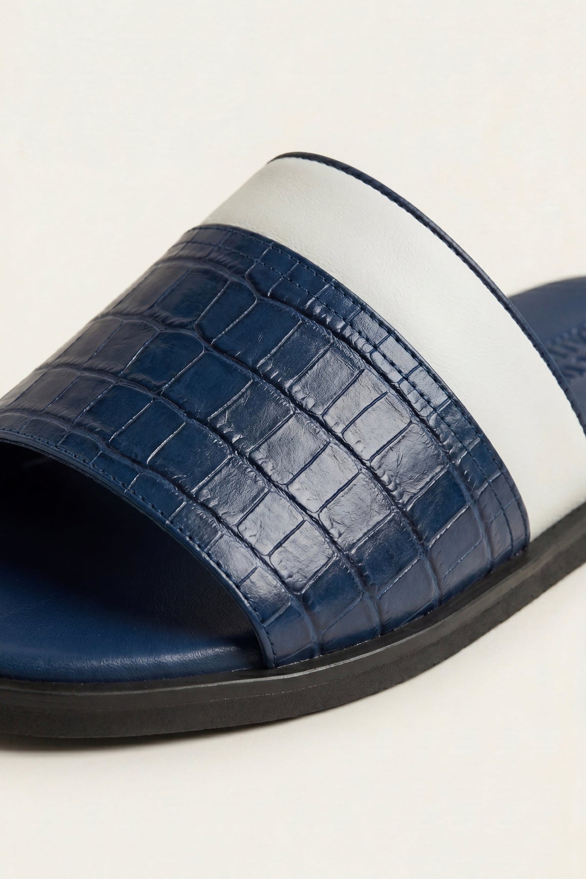 Chancla Milano efecto cocodrilo azul marino