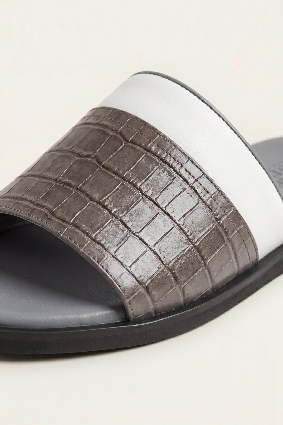 Chancla Milano efecto cocodrilo gris