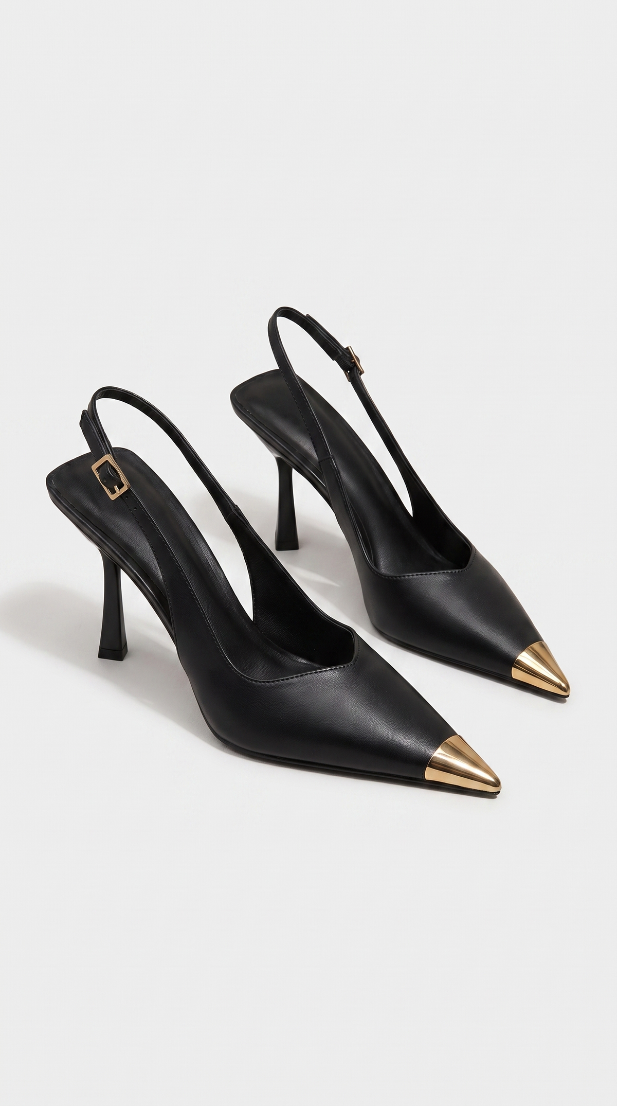 Aver · Salón slingback negro con puntera metalizada