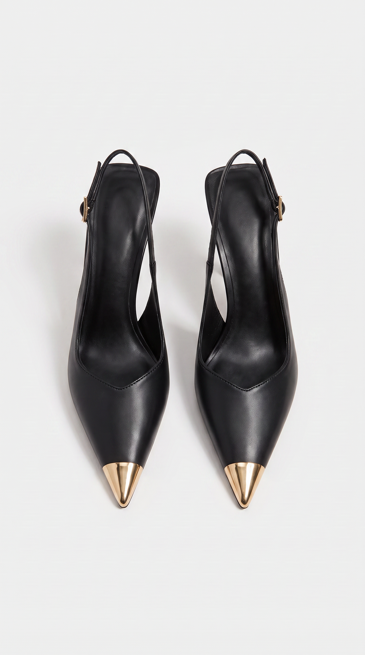 Aver · Salón slingback negro con puntera metalizada