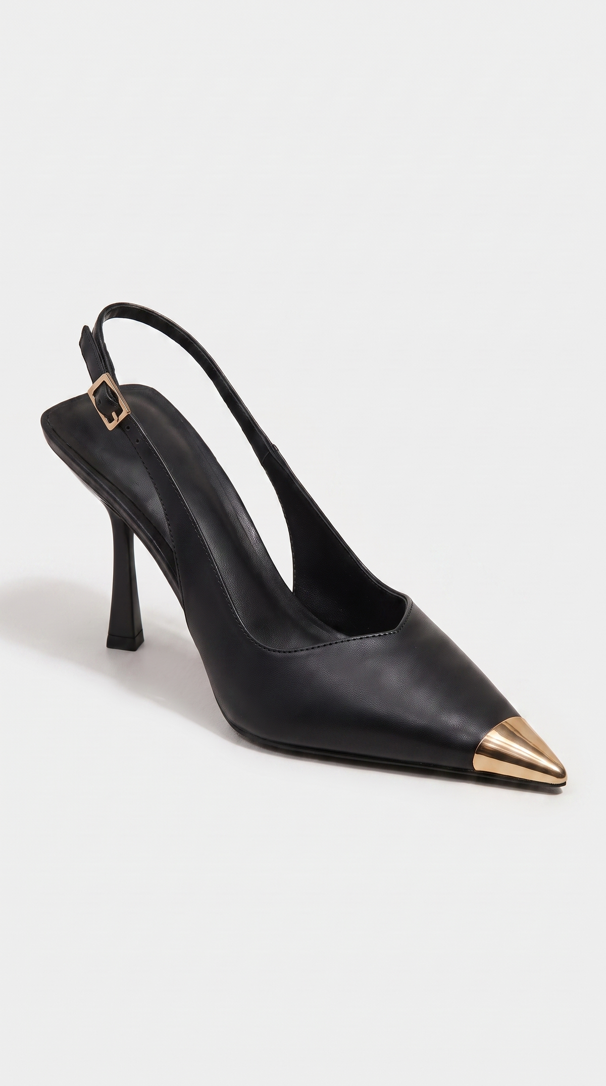Aver · Salón slingback negro con puntera metalizada