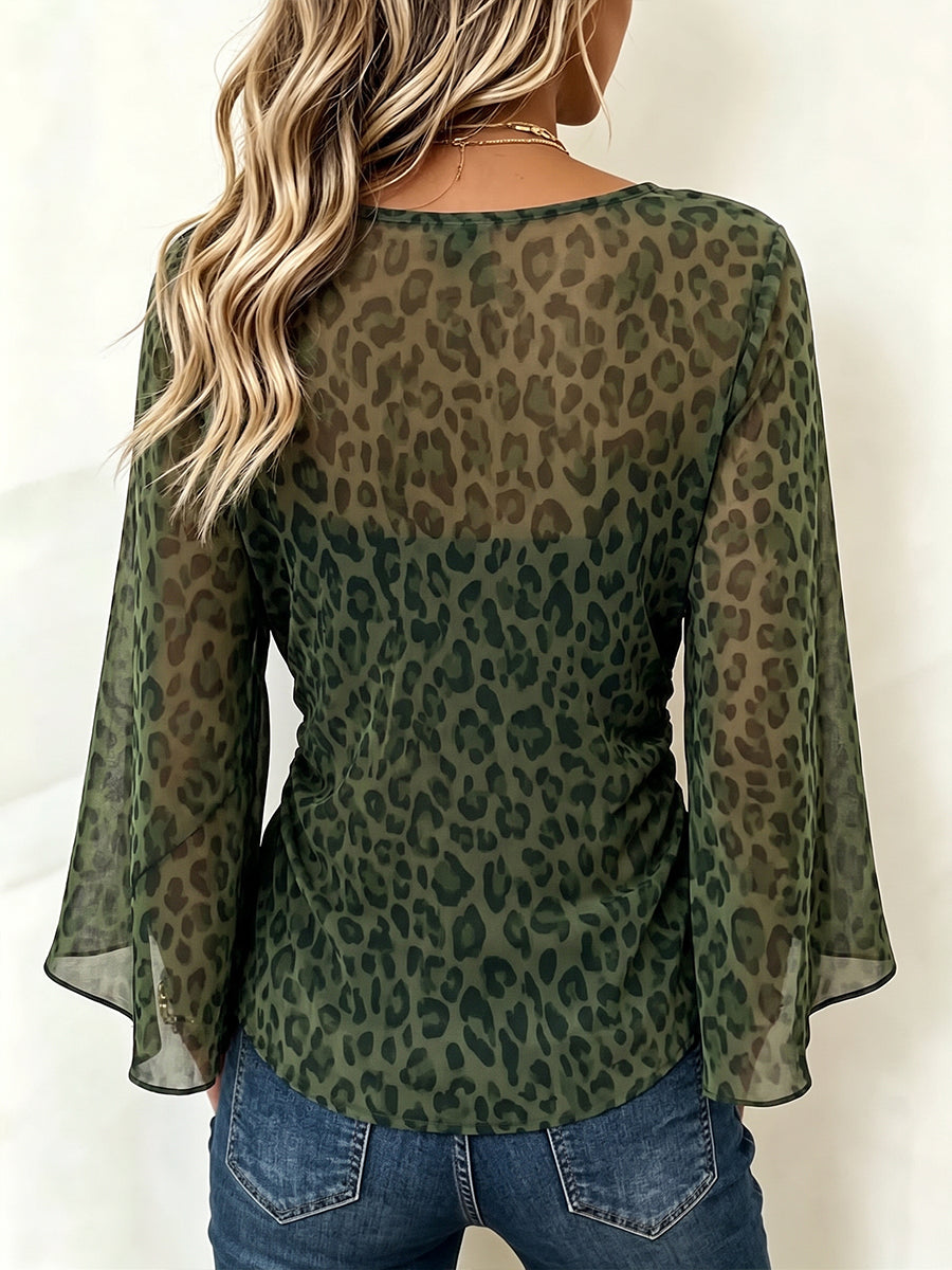 Top de leopardo con escote en pico